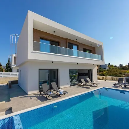 Marlene, Walking Distance To Coral Beach! Villa Peyia