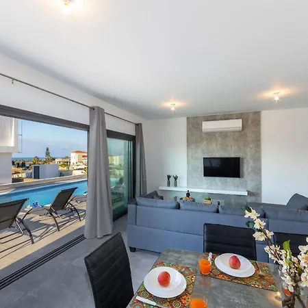 Marlene, Walking Distance To Coral Beach! *