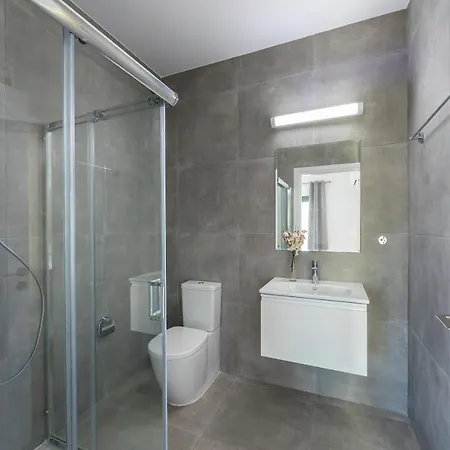 Marlene, Walking Distance To Coral Beach! *