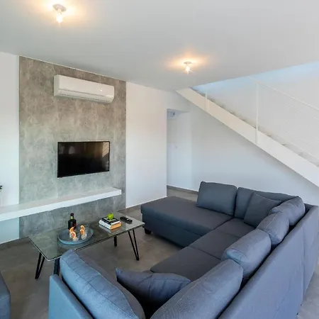 Marlene, Walking Distance To Coral Beach! Peyia