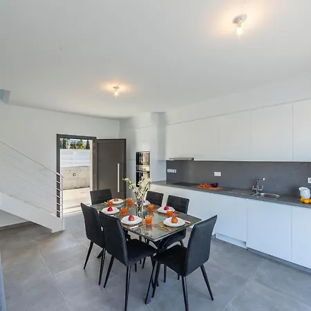 Marlene, Walking Distance To Coral Beach! Peyia