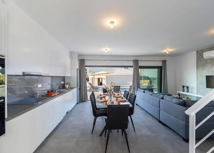 Willa Marlene, Walking Distance To Coral Beach! *