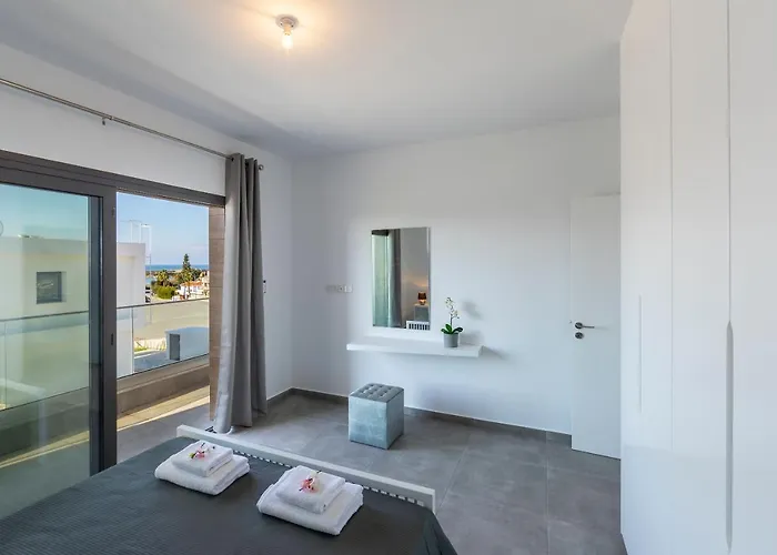 Willa Marlene, Walking Distance To Coral Beach! Peja