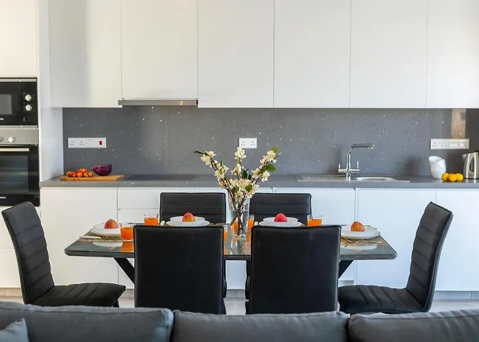 Willa Marlene, Walking Distance To Coral Beach!