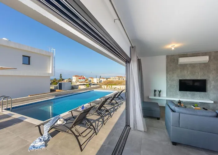 Willa Marlene, Walking Distance To Coral Beach! *