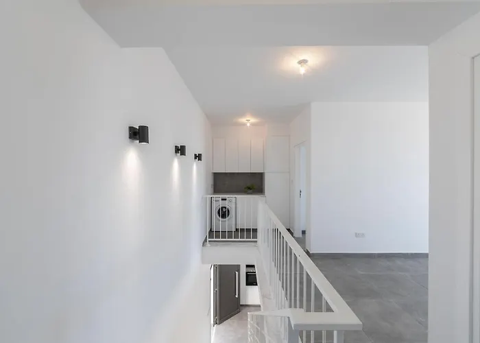 Willa Marlene, Walking Distance To Coral Beach! Peja