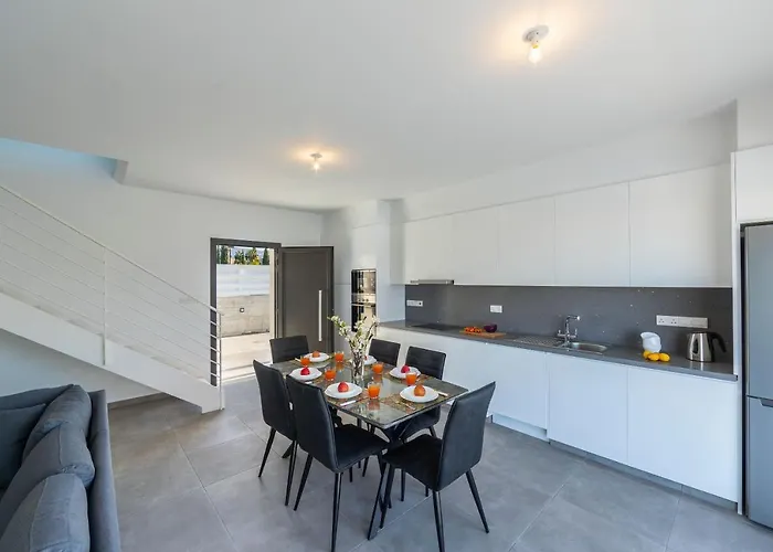 Marlene, Walking Distance To Coral Beach! Peja