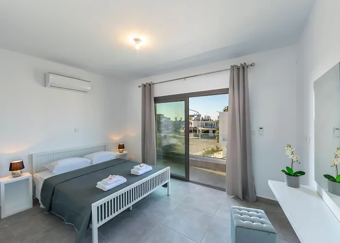 Marlene, Walking Distance To Coral Beach! *