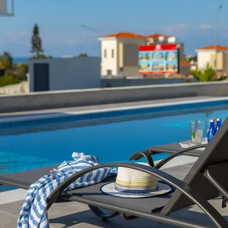 Marlene, Walking Distance To Coral Beach! * Peyia