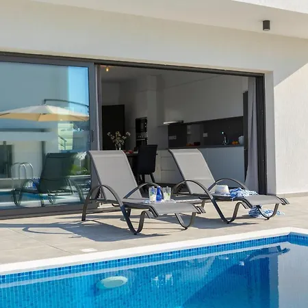 Marlene, Walking Distance To Coral Beach!