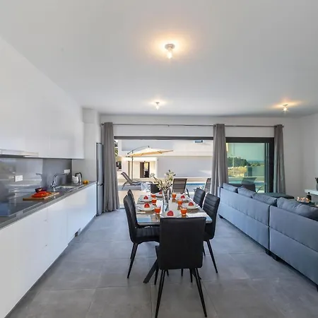 别墅 Marlene, Walking Distance To Coral Beach! *