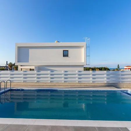 Marlene, Walking Distance To Coral Beach! فيلة *