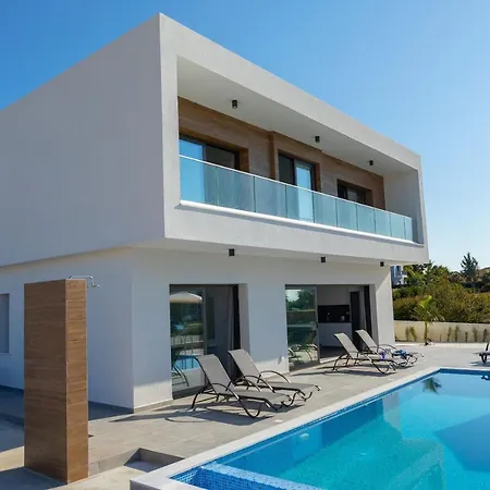 Marlene, Walking Distance To Coral Beach! Villa *