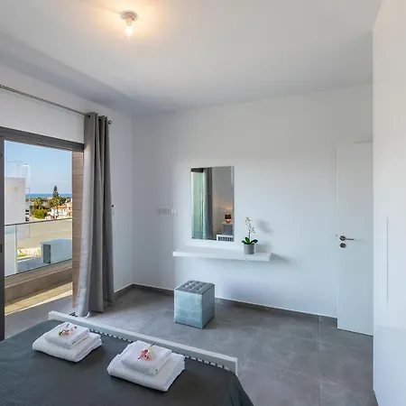 Villa Marlene, Walking Distance To Coral Beach! Peyia