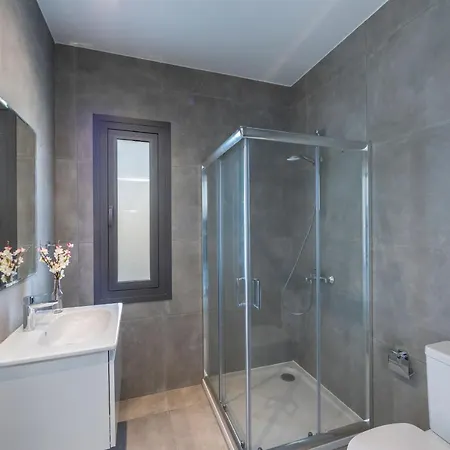 Marlene, Walking Distance To Coral Beach! 别墅