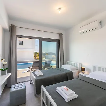 Marlene, Walking Distance To Coral Beach!