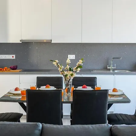 Villa Marlene, Walking Distance To Coral Beach!