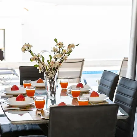 Marlene, Walking Distance To Coral Beach! ヴィラ *