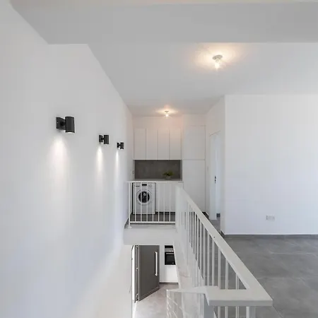 فيلة Marlene, Walking Distance To Coral Beach! بييا