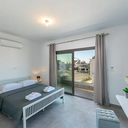 Marlene, Walking Distance To Coral Beach! *