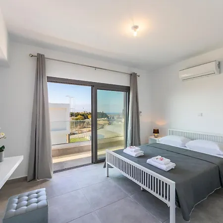 Marlene, Walking Distance To Coral Beach! * Peyia