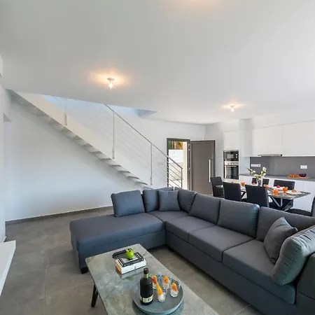 Marlene, Walking Distance To Coral Beach! Peyia