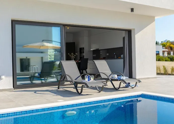 Marlene, Walking Distance To Coral Beach!