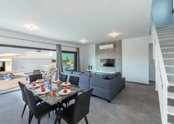 Vila Marlene, Walking Distance To Coral Beach! Pegeia