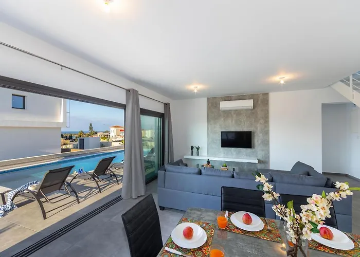 Marlene, Walking Distance To Coral Beach! *