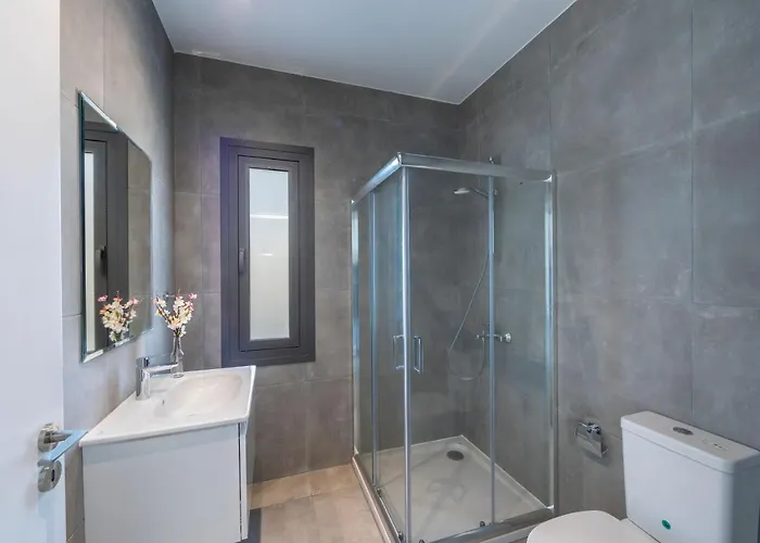 Marlene, Walking Distance To Coral Beach! ヴィラ