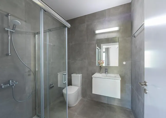 Marlene, Walking Distance To Coral Beach! *