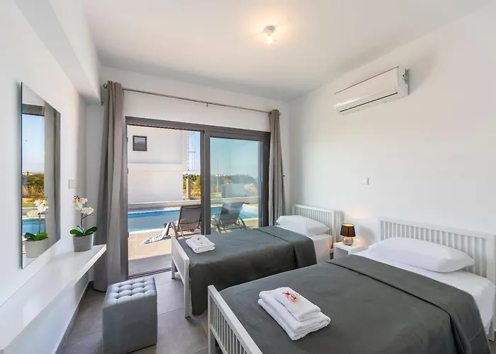 Marlene, Walking Distance To Coral Beach!