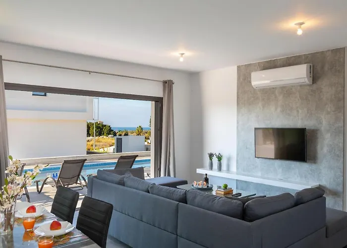 Vila Marlene, Walking Distance To Coral Beach! *